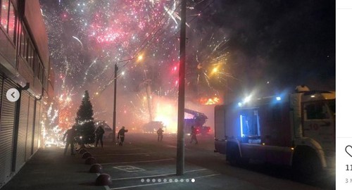 Пожар на рынке в Ростове-на-Дону 6 декабря 2020 года. Скриншот со страницы Главного управления МЧС России по Ростовской области в Instagram. https://www.instagram.com/p/CIcc0eKsJ8u/ Пожар на рынке в Ростове-на-Дону 6 декабря 2020 года. Скриншот со страницы Главного управления МЧС России по Ростовской области в Instagram. https://www.instagram.com/p/CIcc0eKsJ8u/