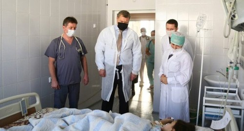 Пострадавший ребенок после посещения бассейна в больнице. Астрахань, 7 декабря 2020 г. Фото: официальный сайт Астраханской области https://www.astrobl.ru/ Пострадавший ребенок после посещения бассейна в больнице. Астрахань, 7 декабря 2020 г. Фото: официальный сайт Астраханской области https://www.astrobl.ru/