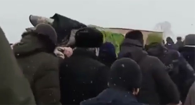 Похороны Абдулака Анзорова. Стоп-кадр с видео Telegram-канале 1ADAT https://t.me/IADAT/4187/