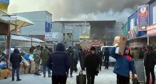 Торговцы оптового рынка "Классик" во время пожара 07.12.2020. Кадр видео Новости Ростова|DonDay https://vk.com/videos-40092240?z=video-40092240_456241394%2Fpl_-40092240_-2 Торговцы оптового рынка "Классик" во время пожара 07.12.2020. Кадр видео Новости Ростова|DonDay https://vk.com/videos-40092240?z=video-40092240_456241394%2Fpl_-40092240_-2