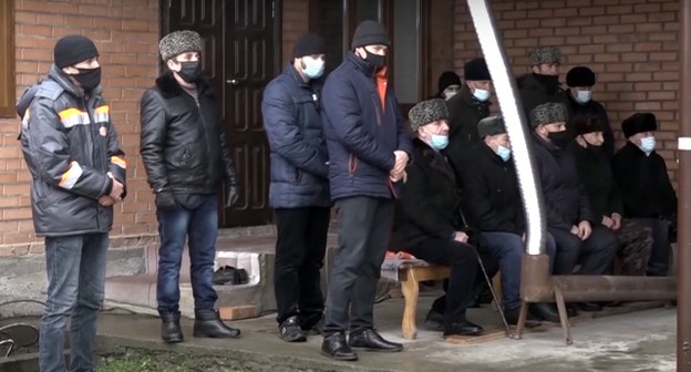 Участники похорон уроженца Чечни Абдулака (Абдуллаха) Анзорова. Кадр видео ЧГТРК "Грозный" https://www.youtube.com/watch?v=Jl8C73XS_0c&feature=emb_logo Участники похорон уроженца Чечни Абдулака (Абдуллаха) Анзорова. Кадр видео ЧГТРК "Грозный" https://www.youtube.com/watch?v=Jl8C73XS_0c&feature=emb_logo