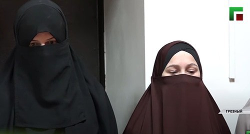 Видеосюжет о «воспитательной беседе» муфтия Чечни и начальника грозненского отдела полиции с девушками, которые носили никаб. Стоп-кадр видео ЧГТРК "Грозный" https://www.youtube.com/watch?v=SaHUSbalpGU Видеосюжет о «воспитательной беседе» муфтия Чечни и начальника грозненского отдела полиции с девушками, которые носили никаб. Стоп-кадр видео ЧГТРК "Грозный" https://www.youtube.com/watch?v=SaHUSbalpGU