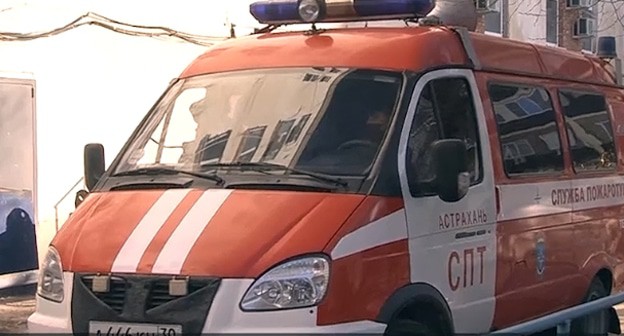 Автомобиль аварийной службы у спорткомплекса в Астрахани. Кадр видео НТВ https://www.ntv.ru/novosti/2489180/?utm_source=yxnews&utm_medium=desktop&nw=1607507336000 Автомобиль аварийной службы у спорткомплекса в Астрахани. Кадр видео НТВ https://www.ntv.ru/novosti/2489180/?utm_source=yxnews&utm_medium=desktop&nw=1607507336000