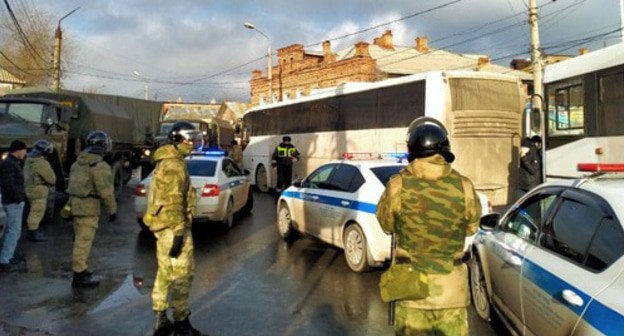Задержание мусульман и проверка документов на выходе из Красной мечети в Астрахани. 27 ноября 2020 года. Фото Алены Садовской для "Кавказского узла" Задержание мусульман и проверка документов на выходе из Красной мечети в Астрахани. 27 ноября 2020 года. Фото Алены Садовской для "Кавказского узла"