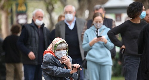 Жители Грузии в защитных масках. Фото: REUTERS/Irakli Gedenidze Жители Грузии в защитных масках. Фото: REUTERS/Irakli Gedenidze