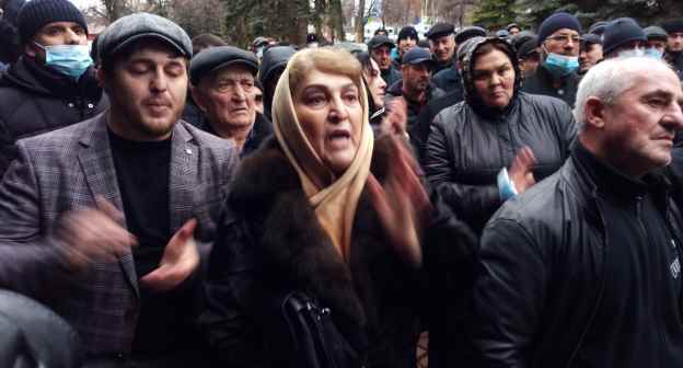 Участники акции, потребовавшие увольнения главврача Буйнакской районной больницы. 18 декабря. Фото Расула Магомедова для "Кавказского узла"
