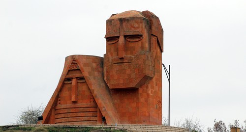 Монумент в Нагорном Карабахе. 15 ноября 2020 года. Фото Армине Мартиросян для "Кавказского узла". Монумент в Нагорном Карабахе. 15 ноября 2020 года. Фото Армине Мартиросян для "Кавказского узла".