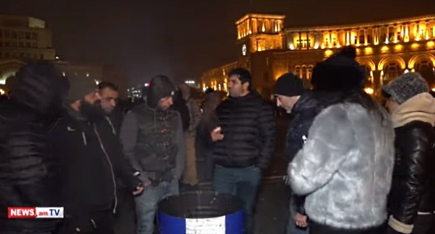 Участники акции протеста в Ереване. Стоп-кадр видео https://news.am/rus/news/620381.html Участники акции протеста в Ереване. Стоп-кадр видео https://news.am/rus/news/620381.html