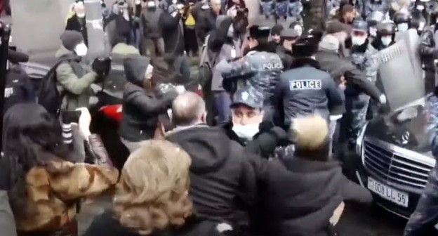 Правительственная машина наезжает на полицейских и активистов. Стоп-кадр видео https://youtu.be/h_Me-TPVxXU Правительственная машина наезжает на полицейских и активистов. Стоп-кадр видео https://youtu.be/h_Me-TPVxXU