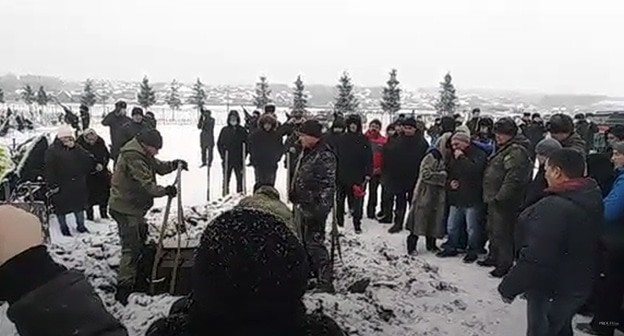 Похороны миротворца Александра Иванова в Башкортостане. Кадр видео
proufu102ru https://www.youtube.com/watch?v=WbFjXAhqGhs&feature=emb_logo Похороны миротворца Александра Иванова в Башкортостане. Кадр видео
proufu102ru https://www.youtube.com/watch?v=WbFjXAhqGhs&feature=emb_logo