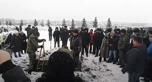 Похороны миротворца Александра Иванова в Башкортостане. Кадр видео
proufu102ru https://www.youtube.com/watch?v=WbFjXAhqGhs&feature=emb_logo Похороны миротворца Александра Иванова в Башкортостане. Кадр видео
proufu102ru https://www.youtube.com/watch?v=WbFjXAhqGhs&feature=emb_logo