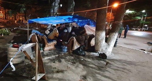 Участники акции в поддержку Джабиевых в Цхинвале. 18 декабря 2020 г. Фото Анны Джиоевой для "Кавказского узла" Участники акции в поддержку Джабиевых в Цхинвале. 18 декабря 2020 г. Фото Анны Джиоевой для "Кавказского узла"