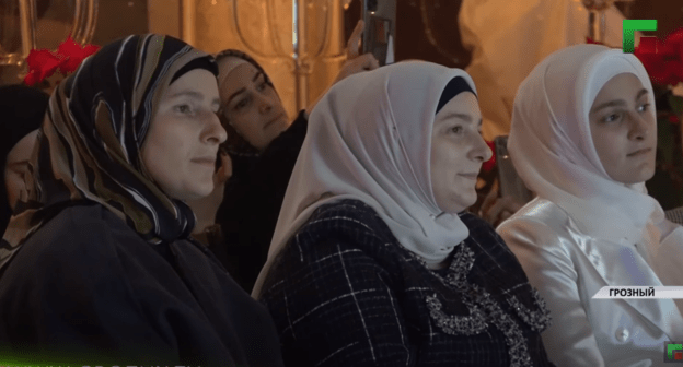На творческом вечере Анны Егоян в Грозном присутствовали супруга Рамзана Кадырова Медни и его дочери Айшат и Хадижат Кадыровы. Стоп-кадр видео "В Грозном состоялся творческий вечер поэтессы Анны Егоян", https://youtu.be/iX6y7cmWJbM На творческом вечере Анны Егоян в Грозном присутствовали супруга Рамзана Кадырова Медни и его дочери Айшат и Хадижат Кадыровы. Стоп-кадр видео "В Грозном состоялся творческий вечер поэтессы Анны Егоян", https://youtu.be/iX6y7cmWJbM