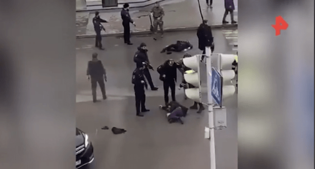 Стоп-кадр видео последствий вооруженного инцидента в Грозном 28 декабря 2020 года: https://ren.tv/news/kriminal/786798-novoe-video-s-mesta-vooruzhennoi-ataki-na-sotrudnikov-dps-v-groznom Стоп-кадр видео последствий вооруженного инцидента в Грозном 28 декабря 2020 года: https://ren.tv/news/kriminal/786798-novoe-video-s-mesta-vooruzhennoi-ataki-na-sotrudnikov-dps-v-groznom