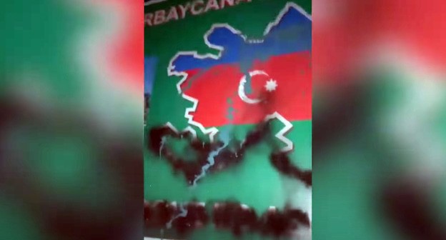Баннер с картой Азербайджана на дороге из Гориса в Капан. Кадр видео NEWS AM https://www.youtube.com/watch?v=m_P0RdLBAvQ&feature=emb_logo Баннер с картой Азербайджана на дороге из Гориса в Капан. Кадр видео NEWS AM https://www.youtube.com/watch?v=m_P0RdLBAvQ&feature=emb_logo