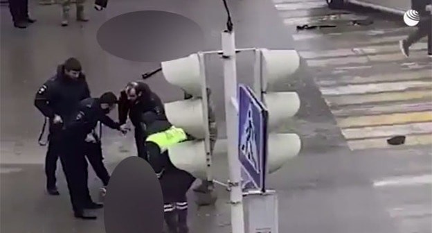 На месте нападения на силовиков в Грозном. 28 декабря 2020 года. Стоп-кадр видео Telegram-канал BAZA На месте нападения на силовиков в Грозном. 28 декабря 2020 года. Стоп-кадр видео Telegram-канал BAZA