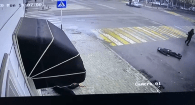 Стоп-кадр видео нападения на силовиков в Грозном 28 декабря. https://www.instagram.com/p/CJeTVvRK67x/ Стоп-кадр видео нападения на силовиков в Грозном 28 декабря. https://www.instagram.com/p/CJeTVvRK67x/