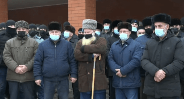 Стоп-кадр видеообращения родственников раненного в Грозном полицейского к двум ингушским родам. https://www.instagram.com/p/CJf_vheh_Ce/ Стоп-кадр видеообращения родственников раненного в Грозном полицейского к двум ингушским родам. https://www.instagram.com/p/CJf_vheh_Ce/