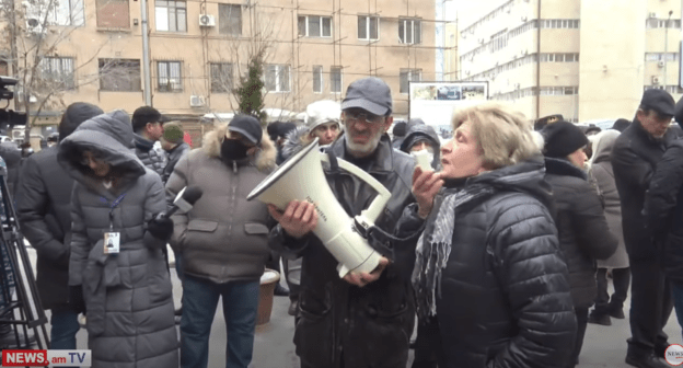 Акция протеста у здания Минюста в Ереване 8 января 2020 года. Стоп-кадр прямой трансляции: https://youtu.be/qqWnPEPSIc4 Акция протеста у здания Минюста в Ереване 8 января 2020 года. Стоп-кадр прямой трансляции: https://youtu.be/qqWnPEPSIc4