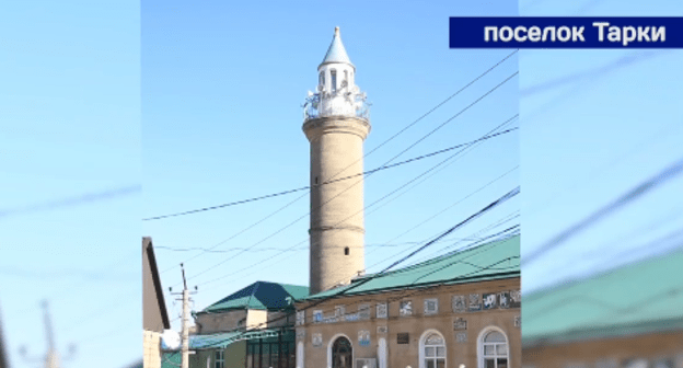 Мечеть в поселке Тарки. Стоп-кадр видео на странице мэра Махачкалы Салмана Даддаева: https://www.instagram.com/p/CJvo_A3oFKz/ Мечеть в поселке Тарки. Стоп-кадр видео на странице мэра Махачкалы Салмана Даддаева: https://www.instagram.com/p/CJvo_A3oFKz/