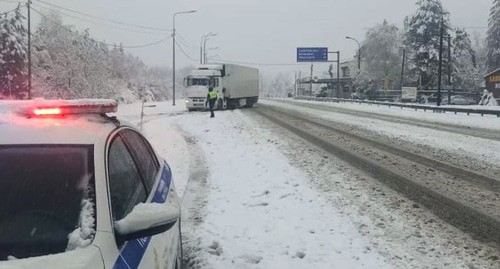 Снегопад на трассе М4-Дон. Фото: ГИБДД Краснодарского края
Снегопад на трассе М4-Дон. Фото: ГИБДД Краснодарского края