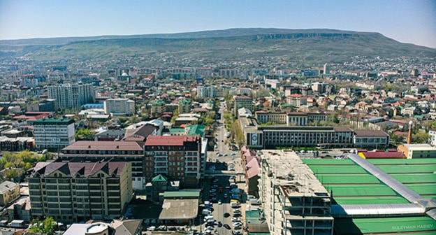 Вид на Махачкалу и гору Тарки-Тау. Фото Suleymannabiev https://ru.wikipedia.org/ Вид на Махачкалу и гору Тарки-Тау. Фото Suleymannabiev https://ru.wikipedia.org/