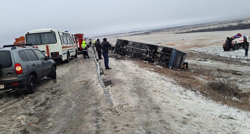 На месте ДТП. Фото: пресс-служба ГУ МВД России по Ростовской области https://61.xn--b1aew.xn--p1ai/ На месте ДТП. Фото: пресс-служба ГУ МВД России по Ростовской области https://61.xn--b1aew.xn--p1ai/
