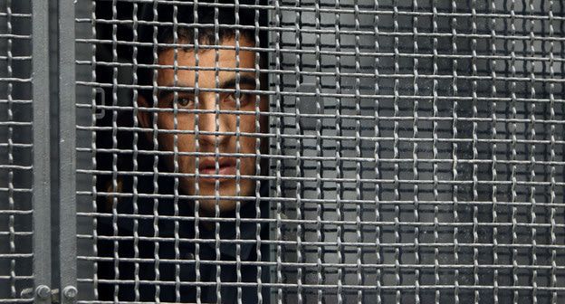 Задержанный активист в полицейской машине. Фото: REUTERS/David Mdzinarishvili Задержанный активист в полицейской машине. Фото: REUTERS/David Mdzinarishvili