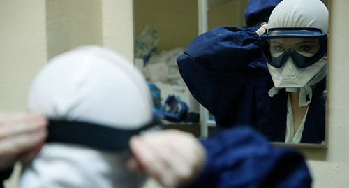 Медицинский работник в защитном костюме. Фото: REUTERS/Anton Vaganov Медицинский работник в защитном костюме. Фото: REUTERS/Anton Vaganov