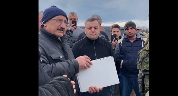 Жители Нагорного Карабаха передали представителю контингента российских миротворческих сил письмо. Скриншот видео https://www.facebook.com/100006477026027/videos/3398124473746753/