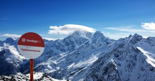 Предупреждающий знак на склоне горы. Фото пресс-службы МЧС https://07.mchs.gov.ru/deyatelnost/press-centr/novosti/4358591#group=group-1&photo=0