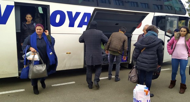 Жители Нагорного Карабаха вернулись из Армении на бесплатных автобусах из Еревана. Степанакерт. Январь 2021 года. Фото Алвард Григорян для "Кавказского узла" Жители Нагорного Карабаха вернулись из Армении на бесплатных автобусах из Еревана. Степанакерт. Январь 2021 года. Фото Алвард Григорян для "Кавказского узла"