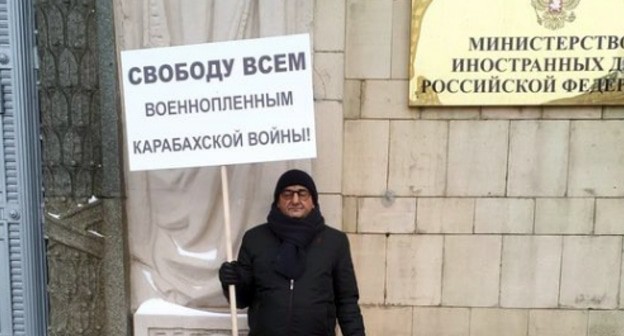 Григор Кетцян проводит одиночный пикет у зданий МИД России. Фото с личной страницы в FB https://www.facebook.com/profile.php?id=100022746877199&eid=ARDXfiwuDG6M2-YUYbBqRfk75iQVSQyII-uwJ2KfwjiZ1-hrU-8UHMrCRdj8SIc9xX2PaR2tTlFjgbG1&hc_ref=ARTREwxt7KXR7RtSa7FquySzn2lO-krxUX51N9kbMm3-Z-cq862shf-s2Kf86qmrF10&ref=nf_target Григор Кетцян проводит одиночный пикет у зданий МИД России. Фото с личной страницы в FB https://www.facebook.com/profile.php?id=100022746877199&eid=ARDXfiwuDG6M2-YUYbBqRfk75iQVSQyII-uwJ2KfwjiZ1-hrU-8UHMrCRdj8SIc9xX2PaR2tTlFjgbG1&hc_ref=ARTREwxt7KXR7RtSa7FquySzn2lO-krxUX51N9kbMm3-Z-cq862shf-s2Kf86qmrF10&ref=nf_target