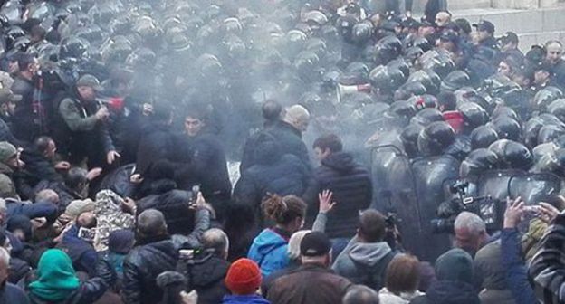 Столкновение протестующих и сотрудников полиции в Тбилиси, 18 ноября 2019 г. Фото Инны Кукуджановой для "Кавказского узла" Столкновение протестующих и сотрудников полиции в Тбилиси, 18 ноября 2019 г. Фото Инны Кукуджановой для "Кавказского узла"