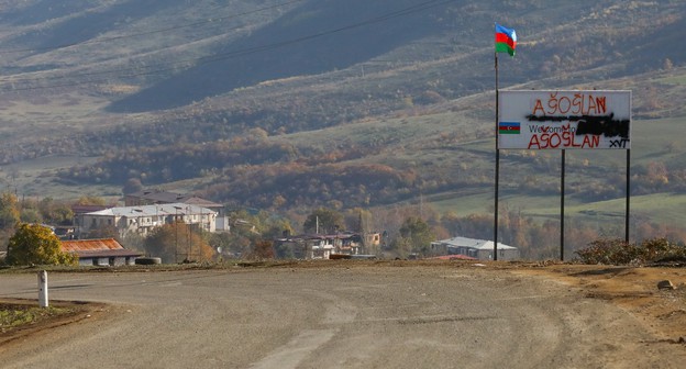 Азербайджанский флаг на въезде в Гадрут. Фото Азиза Каримова для "Кавказского узла" Азербайджанский флаг на въезде в Гадрут. Фото Азиза Каримова для "Кавказского узла"