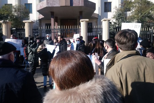 Акция протеста перед зданием секции российских интересов посольства Швейцарии в Тбилиси 23 января 2021 года, фото Беслана Кмузова Акция протеста перед зданием секции российских интересов посольства Швейцарии в Тбилиси 23 января 2021 года, фото Беслана Кмузова