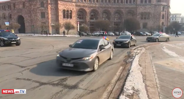 Автопробег сторонников оппозиции. Ереван, 24 января 2021 года. Кадр видео News.am https://www.youtube.com/watch?v=jCa3i0d4bNs&feature=emb_title Автопробег сторонников оппозиции. Ереван, 24 января 2021 года. Кадр видео News.am https://www.youtube.com/watch?v=jCa3i0d4bNs&feature=emb_title
