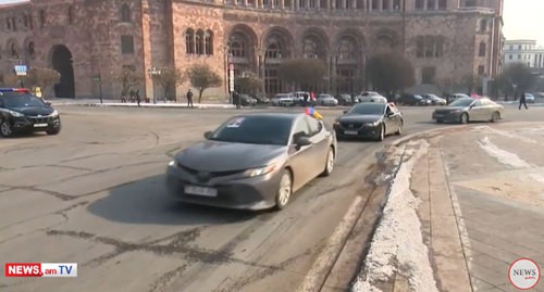 Автопробег сторонников оппозиции. Ереван, 24 января 2021 года. Кадр видео News.am https://www.youtube.com/watch?v=jCa3i0d4bNs&feature=emb_title Автопробег сторонников оппозиции. Ереван, 24 января 2021 года. Кадр видео News.am https://www.youtube.com/watch?v=jCa3i0d4bNs&feature=emb_title