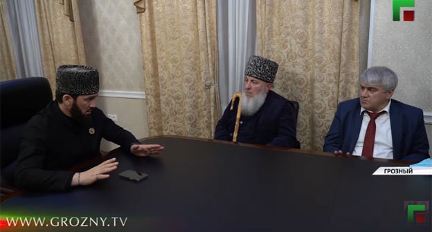 Магомед Даудов на встрече с представителями общественности из Дагестана критикует жительницу Дербента. Кадр видео ЧГТРК "Грозный" https://www.youtube.com/channel/UC3FPh5_CUUx99KCqDE09kWQ Магомед Даудов на встрече с представителями общественности из Дагестана критикует жительницу Дербента. Кадр видео ЧГТРК "Грозный" https://www.youtube.com/channel/UC3FPh5_CUUx99KCqDE09kWQ