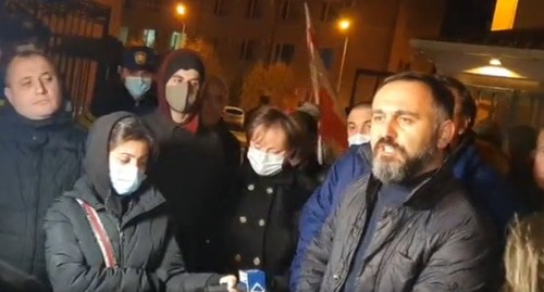 Участники акции протеста в Батуми. Стопкадр видео https://www.facebook.com/watch/live/?v=430341068170529&ref=watch_permalink Участники акции протеста в Батуми. Стопкадр видео https://www.facebook.com/watch/live/?v=430341068170529&ref=watch_permalink