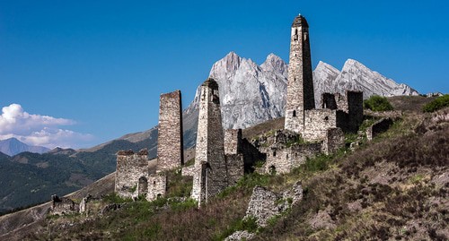 Древние башни в селе Пялинг Джейрахского района. Фото: Тимур Агиров https://ru.wikipedia.org/wiki/Ингушские_башни Древние башни в селе Пялинг Джейрахского района. Фото: Тимур Агиров https://ru.wikipedia.org/wiki/Ингушские_башни