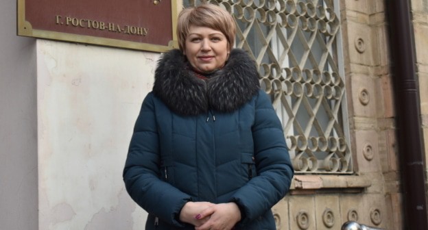 Галина Паркова у входа в суд, 25 января 2021 года. Фото Константина Волгина для "Кавказского узла"
