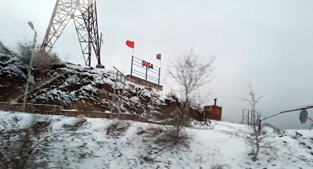 Въезд в Шуши с азербайджанским и турецким флагами, декабрь 2020. Фото Давида Симоняна для "Кавкаазского узла" Въезд в Шуши с азербайджанским и турецким флагами, декабрь 2020. Фото Давида Симоняна для "Кавкаазского узла"