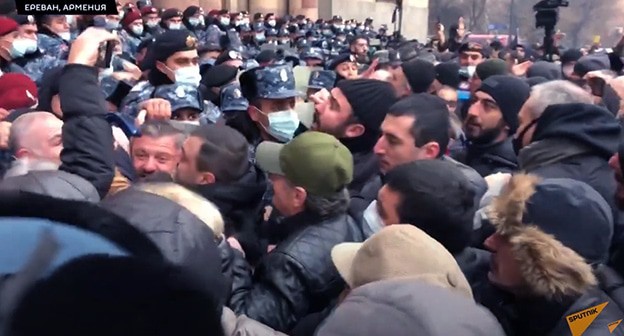 Участники акции протеста с требованием отставки премьер-министра Никола Пашиняна. Ереван, 28 января 2021 г. Фото: скриншот видео "Sputnik Армения" https://www.youtube.com/watch?v=DIElpAC2IHc&feature=youtu.be Участники акции протеста с требованием отставки премьер-министра Никола Пашиняна. Ереван, 28 января 2021 г. Фото: скриншот видео "Sputnik Армения" https://www.youtube.com/watch?v=DIElpAC2IHc&feature=youtu.be