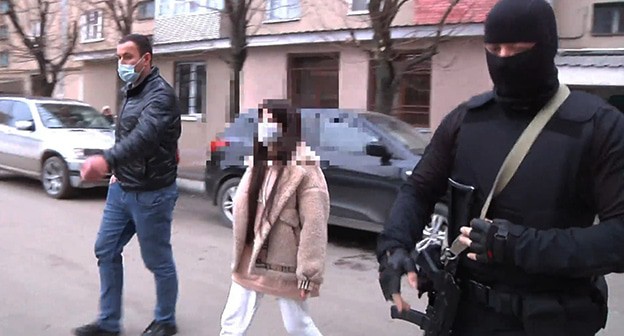 Одна из подозреваемых и сотрудники МВД. Кадр видео МВД по Кабардино-Балкарии https://07.мвд.рф/news/item/22517881 Одна из подозреваемых и сотрудники МВД. Кадр видео МВД по Кабардино-Балкарии https://07.мвд.рф/news/item/22517881