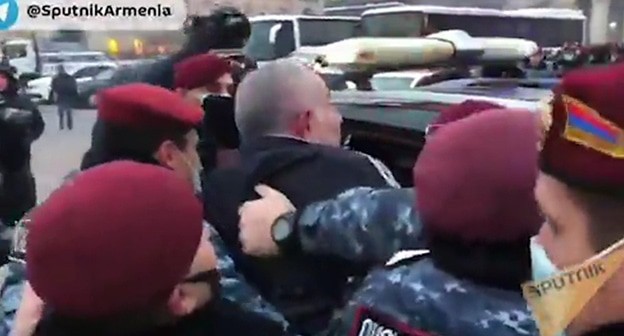 Сотрудники полиции задерживают активиста во время акции. Ереван, 28 января 2021 г. Скриншот видео https://ria.ru/20210128/erevan-1595004650.html Сотрудники полиции задерживают активиста во время акции. Ереван, 28 января 2021 г. Скриншот видео https://ria.ru/20210128/erevan-1595004650.html