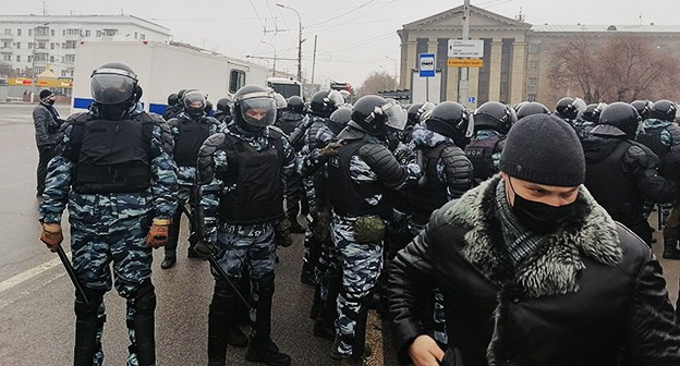 Сотрудники силовых структур во время акции в поддерку Навального. Волгоград, 31 января 2021 г. Фото Татьяны Филимоновой для "Кавказского узла" Сотрудники силовых структур во время акции в поддерку Навального. Волгоград, 31 января 2021 г. Фото Татьяны Филимоновой для "Кавказского узла"