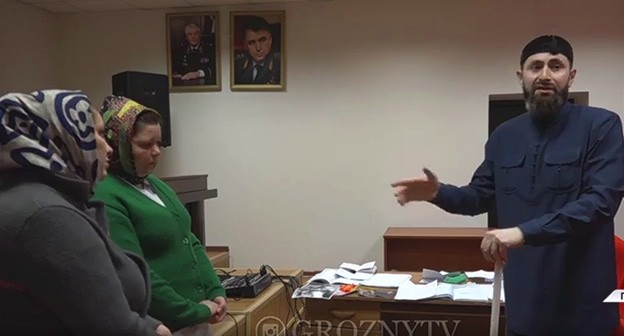 Богослов Адам Эльжуркаев отчитывает женщин за оказание оккультных услуг. Скриншот сообщения instagram https://www.instagram.com/p/CK14GxdJrdG/ Богослов Адам Эльжуркаев отчитывает женщин за оказание оккультных услуг. Скриншот сообщения instagram https://www.instagram.com/p/CK14GxdJrdG/