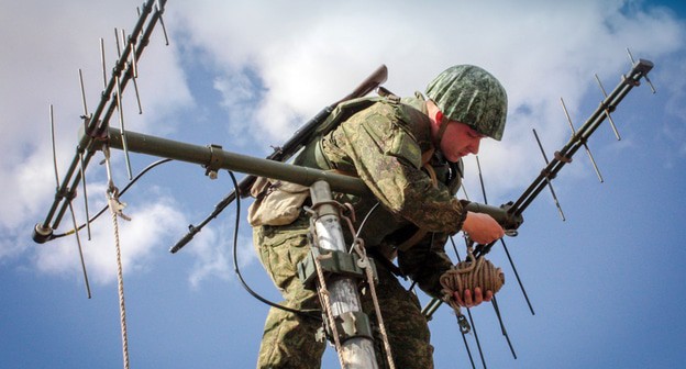 Военный на учениях войск радиоэлектронной борьбы. Фото пресс-службы МО России https://мультимедиа.минобороны.рф/multimedia/photo/gallery.htm?id=37345@cmsPhotoGallery Военный на учениях войск радиоэлектронной борьбы. Фото пресс-службы МО России https://мультимедиа.минобороны.рф/multimedia/photo/gallery.htm?id=37345@cmsPhotoGallery