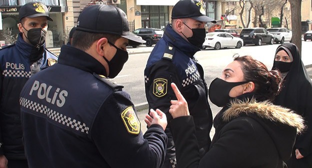 Участниц бакинской акции в защиту политзаключенных разогнали полицейские. Баку, 9 февраля 2021 г. Фото Парваны Байрамовой для "Кавказского узла" Участниц бакинской акции в защиту политзаключенных разогнали полицейские. Баку, 9 февраля 2021 г. Фото Парваны Байрамовой для "Кавказского узла"